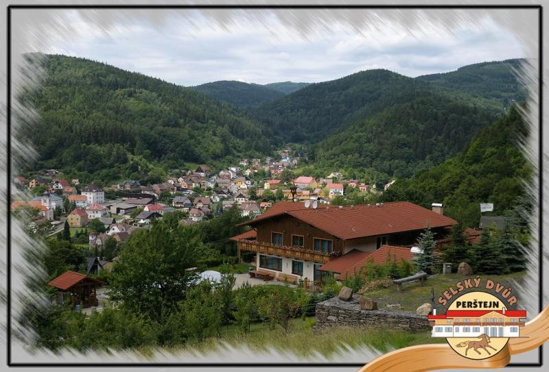 Selsky Dvur Perstejn Hotel Bagian luar foto