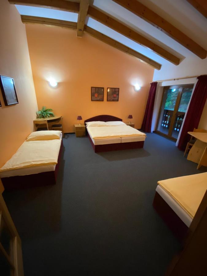 Selsky Dvur Perstejn Hotel Bagian luar foto