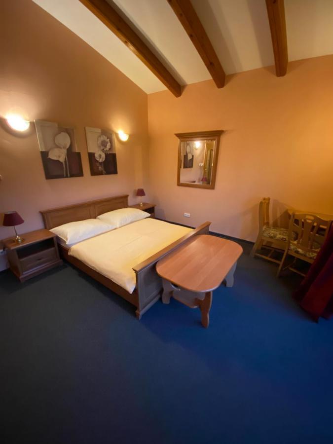 Selsky Dvur Perstejn Hotel Bagian luar foto