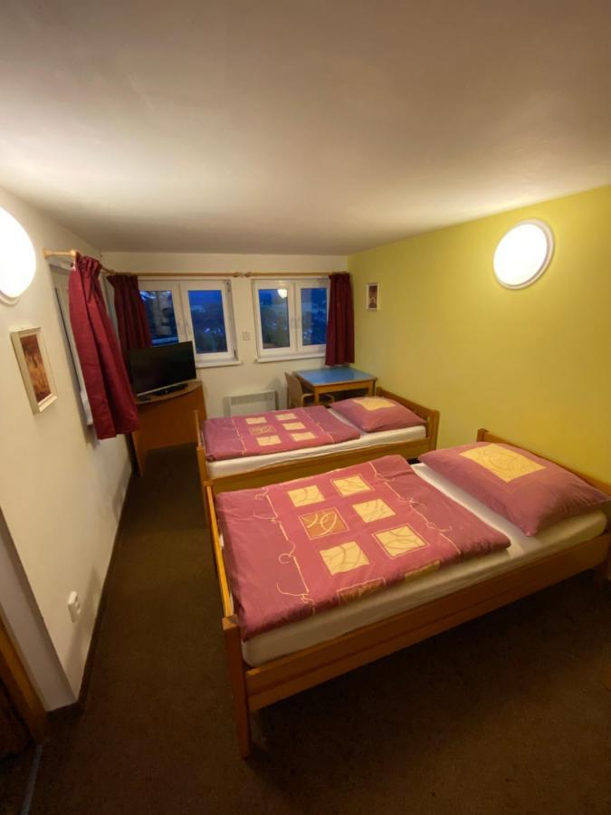 Selsky Dvur Perstejn Hotel Bagian luar foto