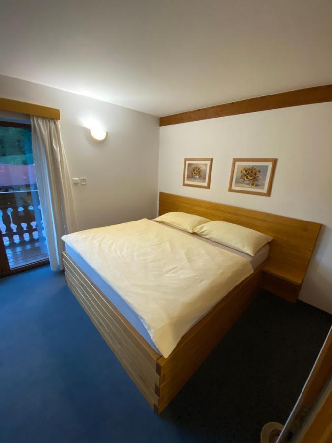 Selsky Dvur Perstejn Hotel Bagian luar foto