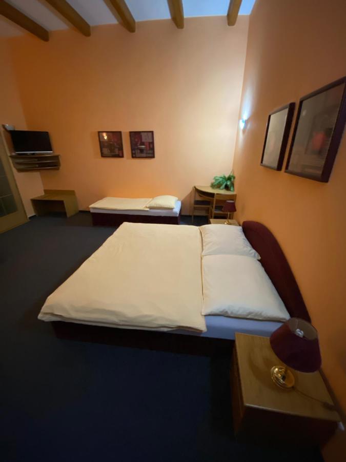 Selsky Dvur Perstejn Hotel Bagian luar foto