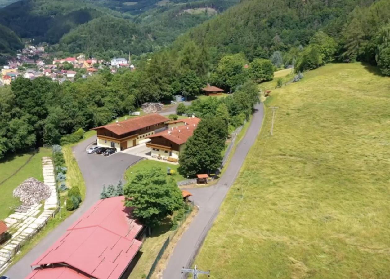 Selsky Dvur Perstejn Hotel Bagian luar foto