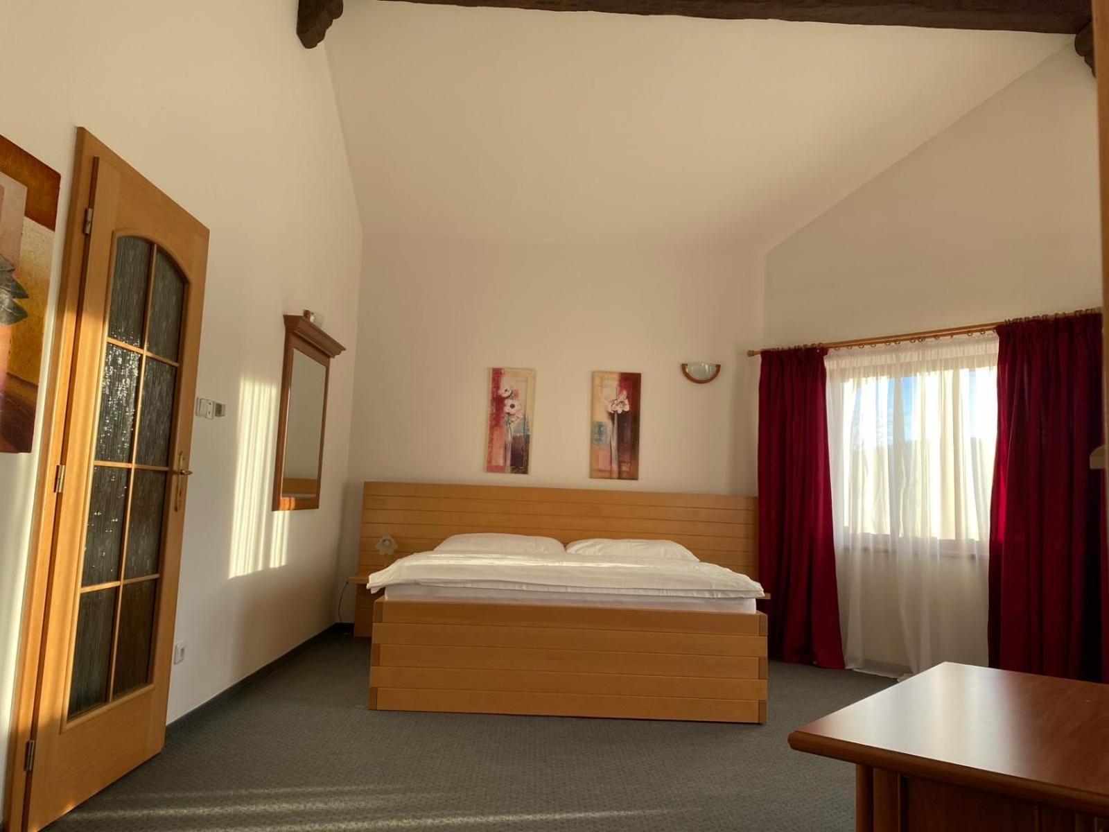 Selsky Dvur Perstejn Hotel Bagian luar foto