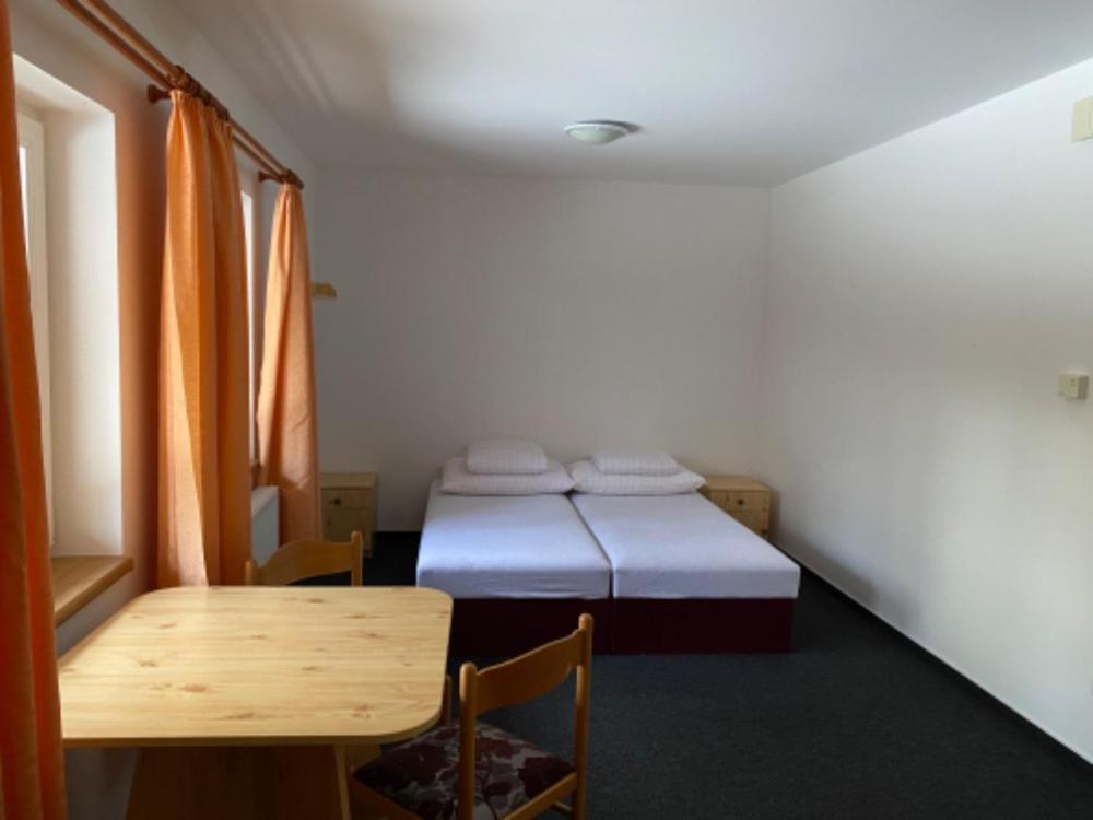 Selsky Dvur Perstejn Hotel Bagian luar foto